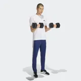 Pantalón de entrenamiento Adidas modelo Workout Essentials All-Set de color azul, con las icónicas tres rayas blancas en los laterales y logo de la marca bordado en la pierna.