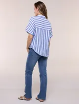 Camisa de algodón con rayas verticales en tonos verde, rosado y blanco. Tiene mangas cortas amplias, escote en V con solapa y botones frontales, y detalle de nudo en el bajo.