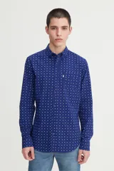 Camisa de manga larga Levi's con estampado geométrico pequeño sobre fondo azul. Presenta cuello clásico con botones, cierre frontal abotonado y un bolsillo en el pecho.
