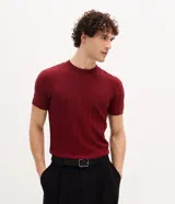 Remera slim de manga corta con cuello redondo, confeccionada en tejido de viscosa con textura de rayas verticales.