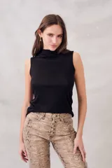Musculosa negra con cuello alto y corte ajustado.
