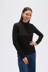 Remera de manga larga con cuello alto, confeccionada en tejido de viscosa y elastano con estampado a cuadros en tonos azul, gris y negro.