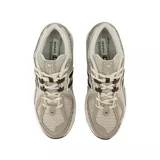 Championes urbanos New Balance modelo 1906R, color beige con detalles en marrón oscuro y blanco. Presentan una estructura técnica de malla y paneles sintéticos, con el logo N característico en los laterales y entresuela con tecnología N-ergy.