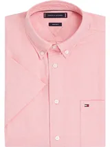 Camisa rosa de algodón Oxford, corte regular, manga corta y cuello abotonado.