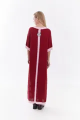 Vestido midi de punto color rojo con detalles en rosado contrastante en cuello, mangas y ruedo. Diseño holgado con mangas cortas y bordado sutil en el pecho.