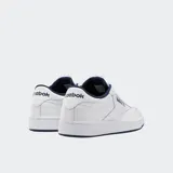 Championes Reebok Club C 85 de cuero blanco con detalles en azul marino en el cuello, la suela y el logo lateral.