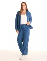 Cardigan abierto de denim liviano, con corte holgado y recto. Presenta solapas amplias, bolsillos frontales funcionales, hombros caídos y ruedo redondeado.