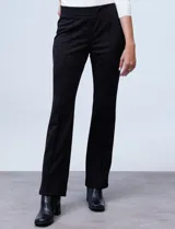 Pantalón negro de tejido elastizado con pretina ancha elastizada y largo de pierna pespunteado.