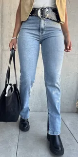 Jean de corte clásico en color azul claro (lavado skyblue), confeccionado en denim con elastano para mayor comodidad. Presenta costuras reforzadas, bolsillos traseros funcionales y etiqueta de cuero sintético de la marca Zaff en la parte posterior.