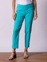 Pantalón verde esmeralda de gabardina elastizada, marca Zac & Rachel, de corte recto con pretina ancha pespunteada y largo al tobillo. Presenta bolsillos simulados.