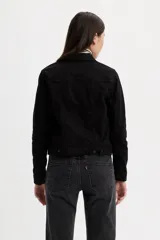 Campera de jean Levi's modelo Original Trucker, color negro. Presenta cuello clásico, cierre frontal con botones metálicos, bolsillos en el pecho con solapa y botones, y bolsillos laterales de ribete. Diseño de corte recto con costuras en V.