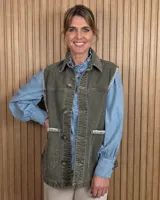 Chaleco de denim color verde militar, con cuello solapa, cierre frontal de botones, bolsillos aplicados y detalles de costuras bordadas en contraste.