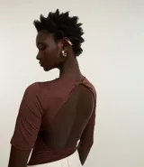 Body marrón de microfibra con cuello redondo, manga corta, detalle torcido y escote en la espalda.