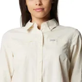 Camisa de manga larga Columbia, diseñada para senderismo, con tecnología de secado rápido y protección solar. Presenta cuello clásico, cierre frontal con botones, bolsillos en el pecho y mangas enrollables con lengüetas de ajuste.