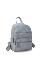 Mochila color marrón claro de símil cuero con bolsillos frontales con cierre. Tiene asa de mano rígida y correas regulables.