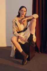 Bota tipo chelsea de gamuza color marrón, con paneles laterales elásticos acanalados y suela de goma track con taco bajo.