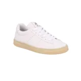 Zapatilla urbana de cuero blanco con cordones y suela color caramelo.