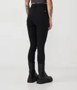 Pantalón skinny de tiro alto, confeccionado en denim negro con cierre de botón y cremallera. Cuenta con trabillas en la cintura y bolsillos funcionales tanto en la parte frontal como en la trasera.