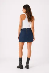 Minifalda de jean azul oscuro con diseño cargo, que incluye bolsillos laterales con solapa y detalles de tiras colgantes.