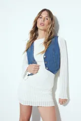 Vestido corto ajustado al cuerpo, color blanco, con textura acanalada vertical y mangas largas con terminación acampanada.