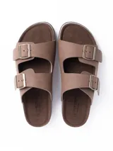 Sandalia tipo Birkenstock color negro con doble tira ajustable mediante hebillas metálicas y plantilla de corcho.