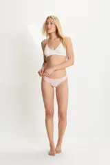 Bombacha tipo colaless con laterales de encaje y detalle de lazo pequeño en el frente.