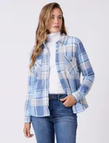 Sobrecamisa de tejido soft con estampado de cuadros en tonos azules y blancos. Presenta cuello con solapa, cierre frontal con botones, bolsillos aplicados en el pecho y mangas largas con puños abotonados. El interior cuenta con un acabado afelpado.