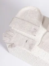 Set de accesorios de invierno en color beige melange, compuesto por un gorro tipo beanie de punto acanalado, un par de guantes de punto y una bufanda de punto con terminación acanalada.