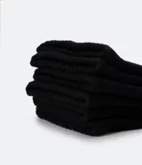 Kit de tres pares de medias deportivas blancas de caña media, con suela de toalla y tejido texturizado.