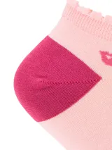 Medias cortas RKF de bambú color rosado con talón y puntera en fucsia, detalle de ribete con volados en el borde superior y logo bordado.