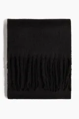 Bufanda de tejido suave con flecos en los extremos, diseño clásico y versátil.
