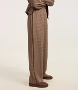 Pantalón recto de sastrería con cintura elástica y estampado de cuadros en tonos marrón y beige.