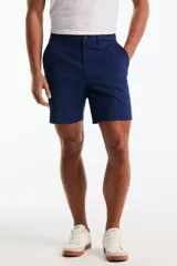 Short chino azul marino de corte clásico, con bolsillos laterales y trabillas para cinturón.