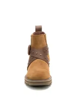 Bota corta de gamuza marrón Caterpillar modelo Grader Ws Embellish, con suela track de goma, elásticos laterales y correas cruzadas de cuero con tachas y hebilla metálica.