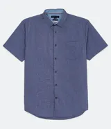Camisa de hombre de manga corta, color azul con textura maquinetada. Marca Preston Field. Corte social.