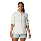 Camisa de manga larga Columbia modelo Tamiami II, color beige, con cuello camisero, cierre frontal de botones y bolsillo pequeño en el pecho con logo de la marca. Presenta aberturas de ventilación y tecnología de protección solar.