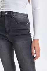 Pantalon de jean corte oxford en color negro, con tiro medio y cierre frontal con boton y cremallera.