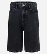 Bermuda baggy de jean color negro con pespuntes contrastantes, cierre de botón y cremallera, y bolsillos.