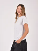 Remera blanca de manga corta y cuello redondo.