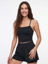 Short deportivo negro con diseño de doble capa, pretina elástica y calce cómodo.