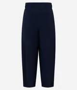 Pantalón de poliamida color azul marino, con diseño barrel de piernas anchas, cintura estructurada con pasacintos y pinzas frontales. Cuenta con botamanga levemente ajustada.