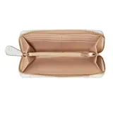 Billetera Guess modelo Isabella, de formato rectangular con cierre perimetral. Presenta un estampado monograma de la marca en color blanco y una franja central vertical en color tostado con placa metálica dorada con el logo grabado.