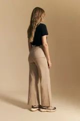 Pantalón negro de tiro alto y fit recto, confeccionado en algodón con elastano.