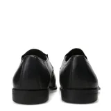 Zapato de vestir tipo slip-on color negro, confeccionado en cuero, con punta cuadrada y costuras decorativas en el empeine.