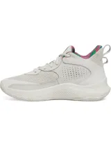 Championes de básquetbol Under Armour Curry 3Z 24, de color blanco hueso. Presentan una construcción en malla transpirable con revestimientos de gamuza, mediasuela con tecnología Micro G para mayor respuesta y suela de goma con patrón de tracción anatómico. Incluyen detalles en el interior del cuello con estampado multicolor.