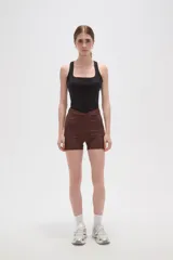 Short deportivo de poliamida color negro, con diseño ajustado al cuerpo y cintura cruzada en V.
