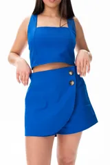 Short pollera azul francia con corte cruzado y doble botón a la vista.