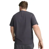 Remera gris de corte clásico, cuello redondo y manga corta. Presenta el logo de Puma bordado en blanco en el lado izquierdo del pecho.