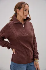 Sweater de punto color marrón chocolate, con cuello alto y cierre frontal parcial. Presenta un diseño con texturas combinadas, incluyendo paneles de punto trenzado en las mangas y el frente, y un tejido de punto texturizado en el centro.