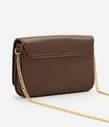 Cartera bandolera Satinato pequeña de color marrón oscuro, confeccionada en poliuretano con detalles de herrajes dorados y correa larga de cadena. Cuenta con solapa frontal y múltiples compartimentos internos.